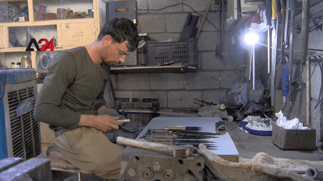 Iraq – Young man manufactures knives out of animal horns in Sulaymaniyah