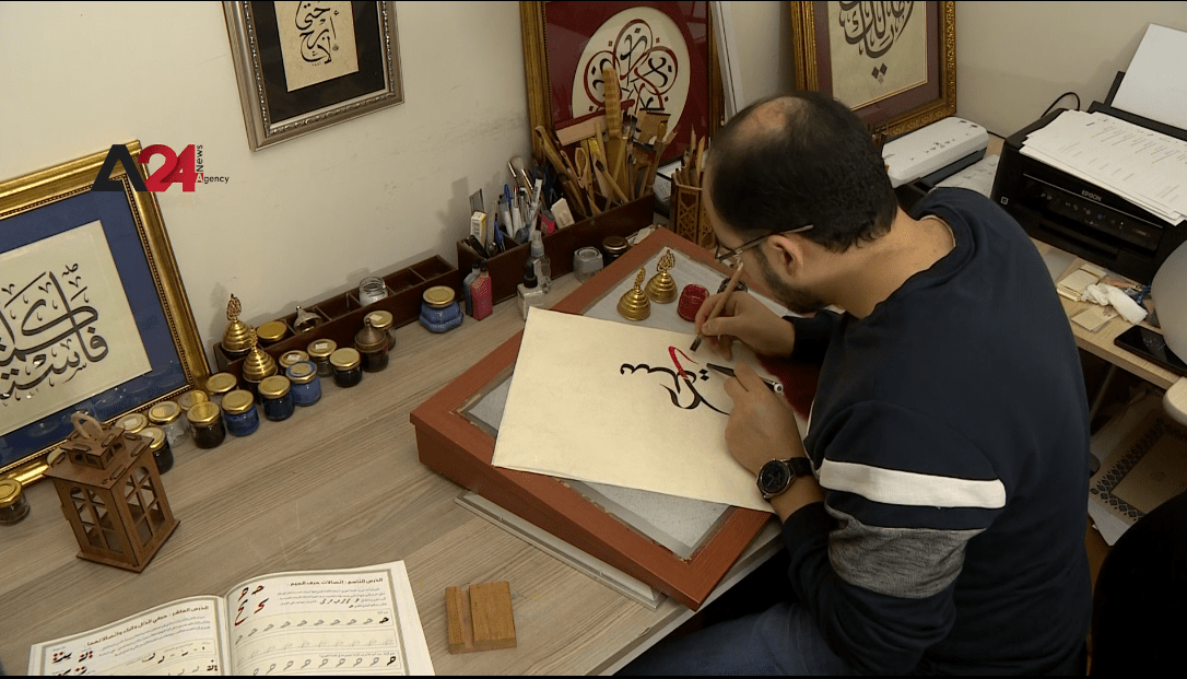 تركيا- خطاط سوري يحافظ على فن الخط بتعليمه مجانا
