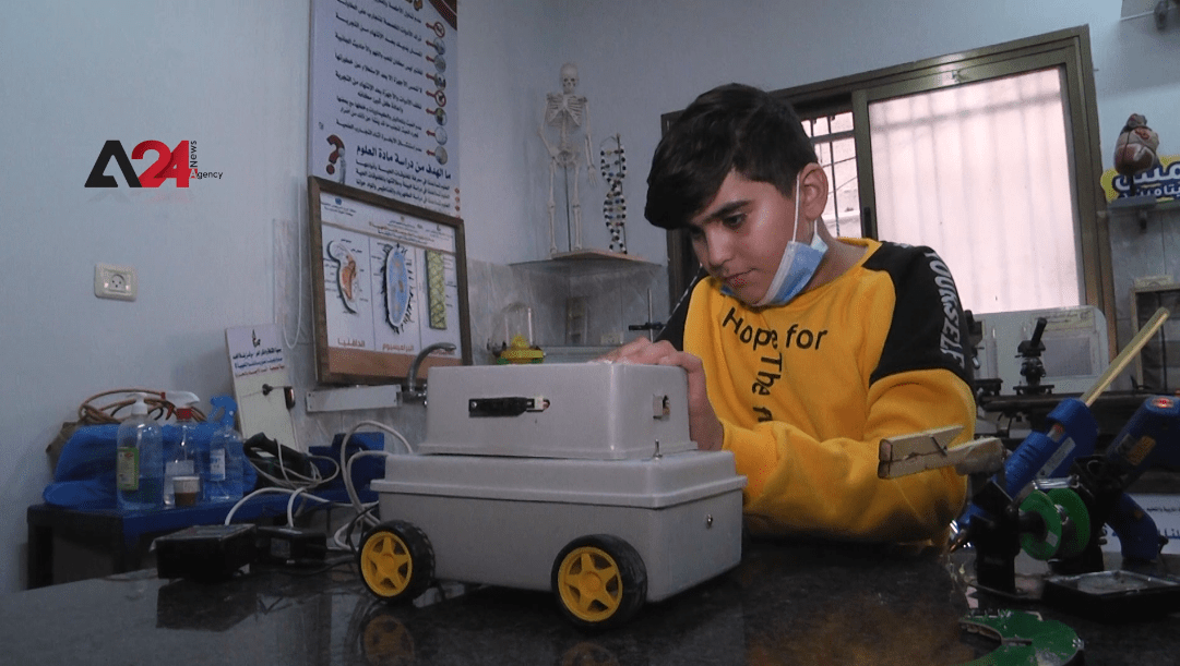 فلسطين- طفل فلسطيني مبدع يبتكر روبوت آلي لمساعدة ذوي الإعاقة البصرية