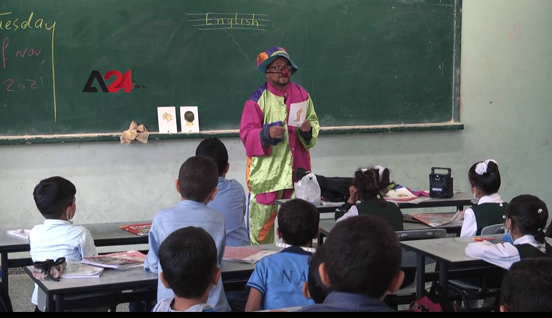 فلسطين- مدرس في غزة يدمج الفن مع التعليم بتقمّص شخصية المهرج