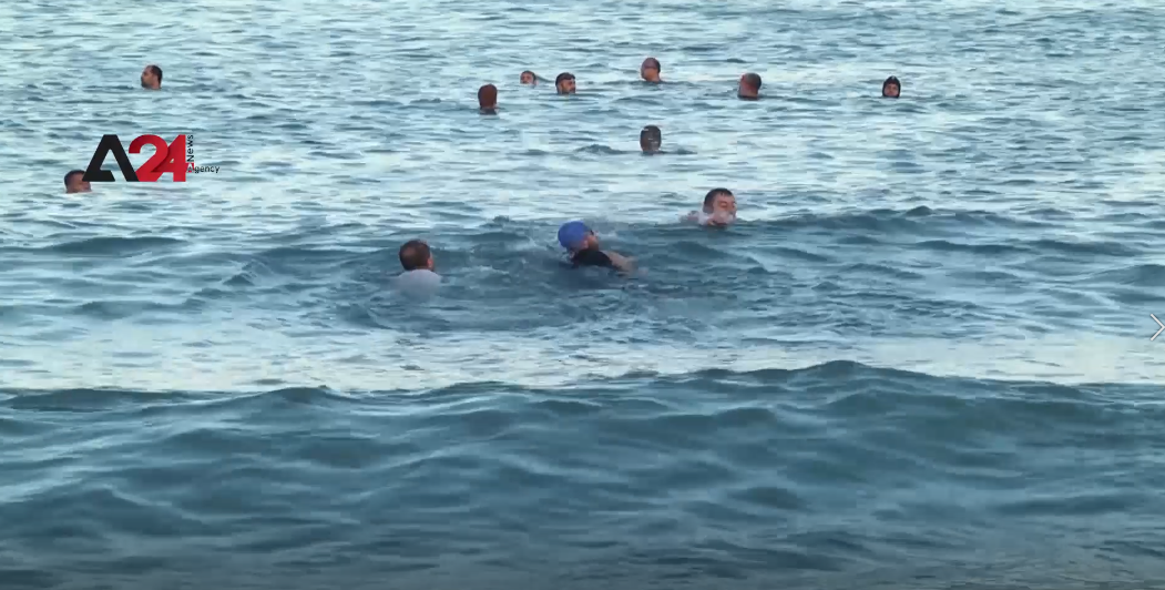 فلسطين- هواة السباحة شتاء على شاطئ غزة ينصحون بممارستها