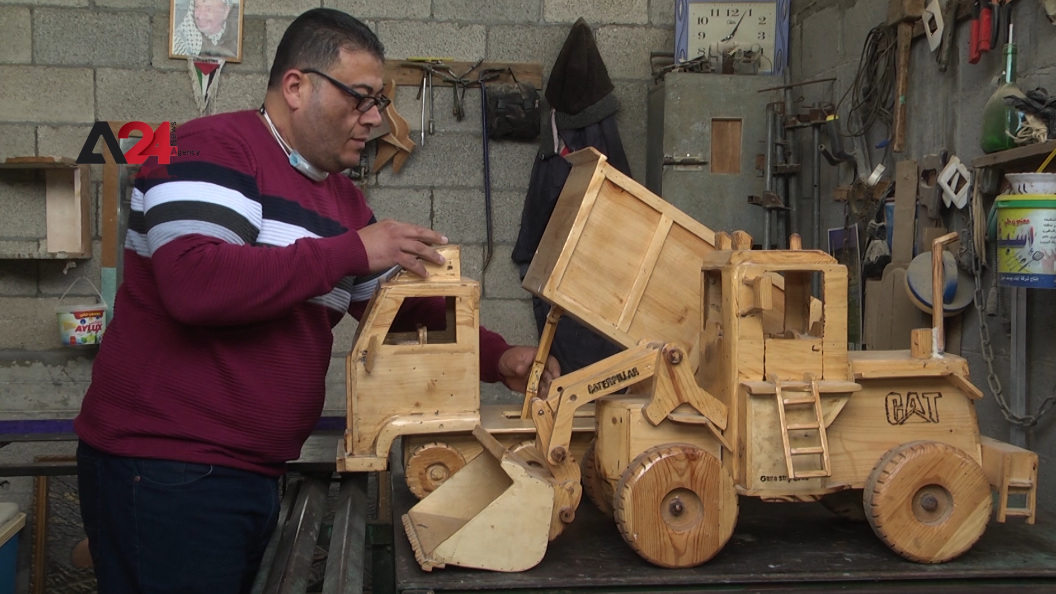 فلسطين – فلسطيني مصاب بالسرطان يوظف طاقاته بصنع التحف والمجسمات