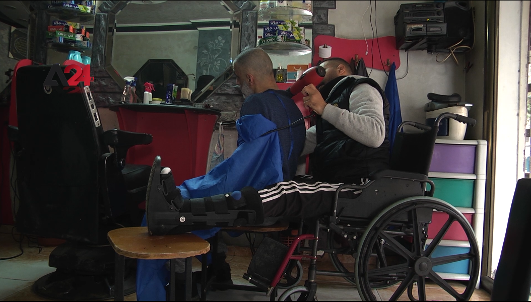 Palestine –Gazan barber continues to work despite his amputated leg