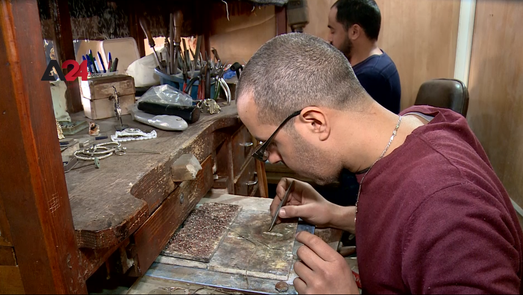 تونس – تونسي يصنع الحلي الأمازيغي للحفاظ على تراث يعود لآلاف السنين