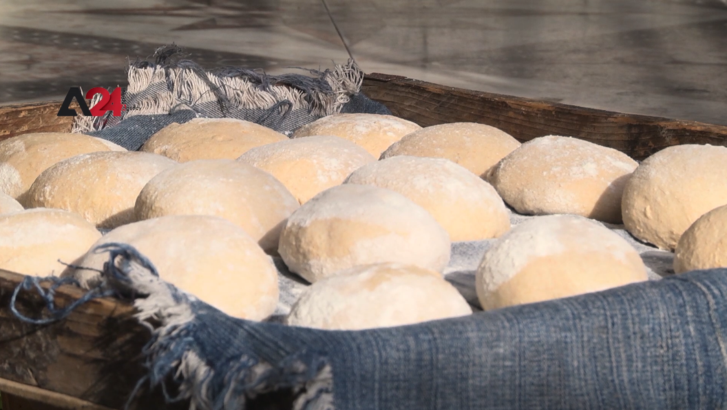 فلسطين- امرأة من غزة تصنع خبز الصاج على النار لإعالة أسرتها