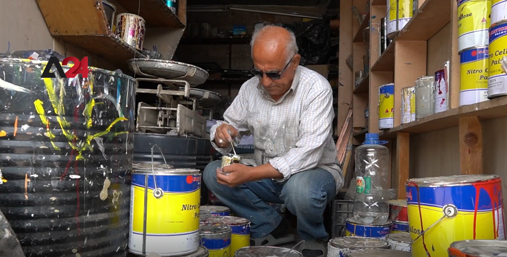 Iraq – Seventy-year-old man masters mixing colors manually in Sulaymaniyah
