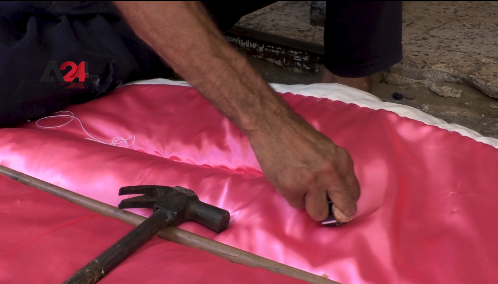 Palestine – Gazan upholsterer fights to keep the ancient craft alive